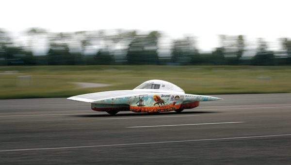 Teijin Aramid engineers campagne Nuna 13 car by Brunel Solar Team on the road - (C) Teijin Aramid.jpg